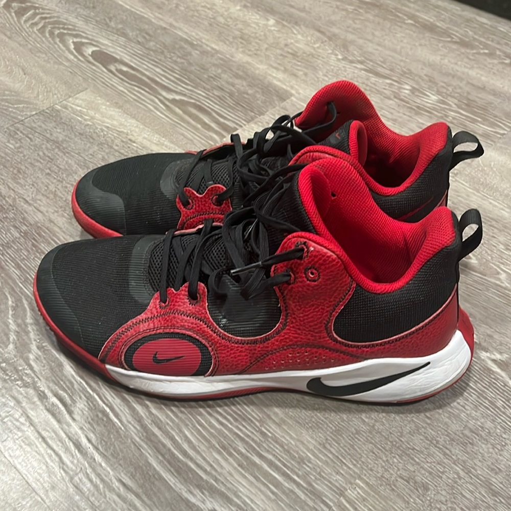 BLACK AND RED NIKE BASKETBALL SHOES